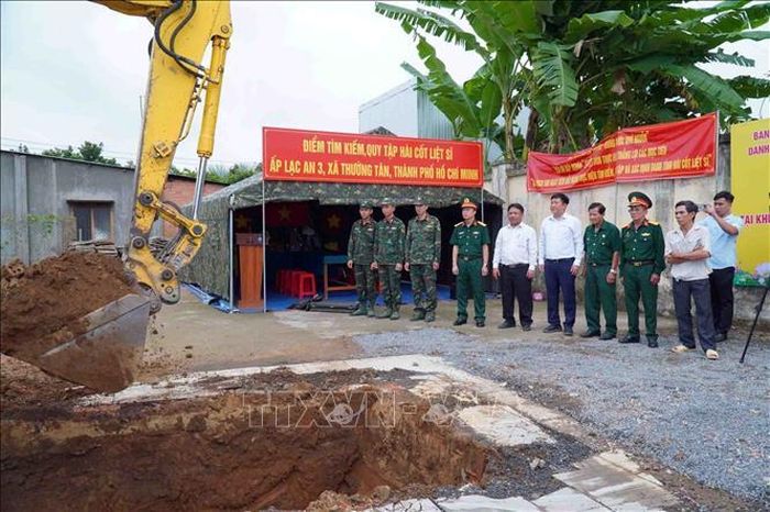 Ban Chỉ đạo về tìm kiếm, quy tập và xác định danh tính hài cốt liệt sĩ Thành phố Hồ Chí Minh tổ chức triển khai tìm kiếm, quy tập hài cốt liệt sĩ tại ấp Lạc An, xã Thường Tân. Ảnh: TTXVN phát