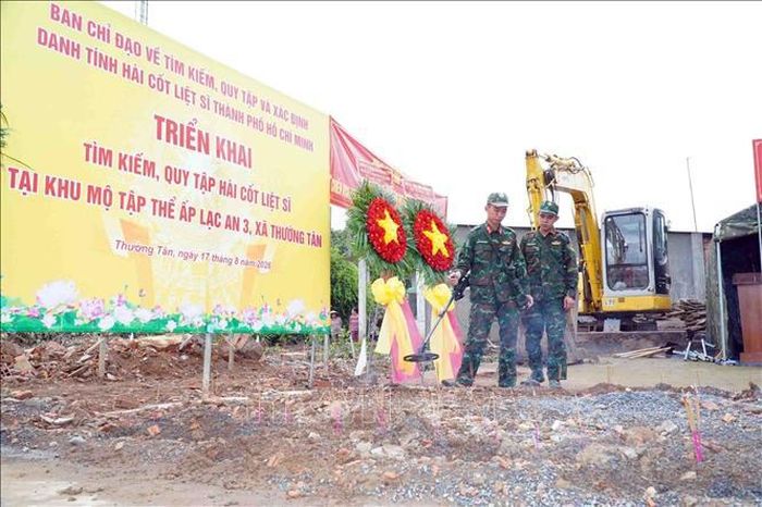 Công tác rà phá vật liệu nổ trước khi tiến hành khai quật, tìm kiếm hài cốt liệt sĩ. Ảnh: TTXVN phát