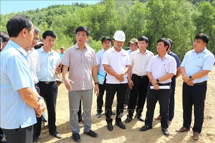 Phó Chủ tịch UBND tỉnh Quảng Ngãi Đỗ Tâm Hiển (giữa) chỉ đạo tại buổi kiểm tra.