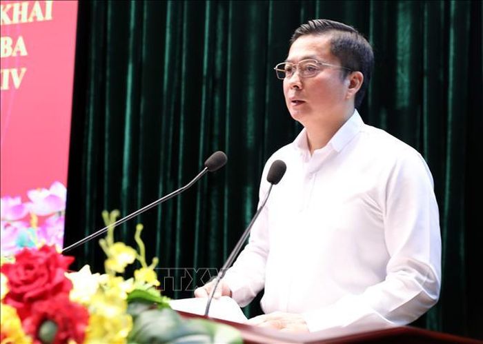 Phó Chủ tịch Thường trực UBND tỉnh Lạng Sơn Đinh Hữu Học báo cáo Chương trình hành động của Ban Thường vụ Tỉnh ủy về thực hiện các nghị quyết, kế hoạch, kết luận của Hội nghị lần thứ ba Ban Chấp hành Trung ương.