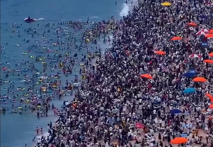 Bãi biển Dameisha ở Thâm Quyến, Trung Quốc, có thời điểm đón tới 200.000 người cùng lúc, trở thành một trong những bãi biển đông đúc nhất thế giới. Ảnh chụp màn hình/Mạng xã hội