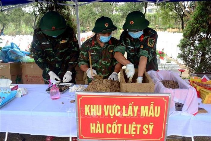 Nghĩa trang Liệt sĩ Hàm Rồng hiện có 1.943 phần mộ liệt sĩ, trong đó có 1.033 phần mộ chưa xác định được thông tin cần lấy mẫu sinh phẩm để giám định ADN. Ảnh: TTXVN phát