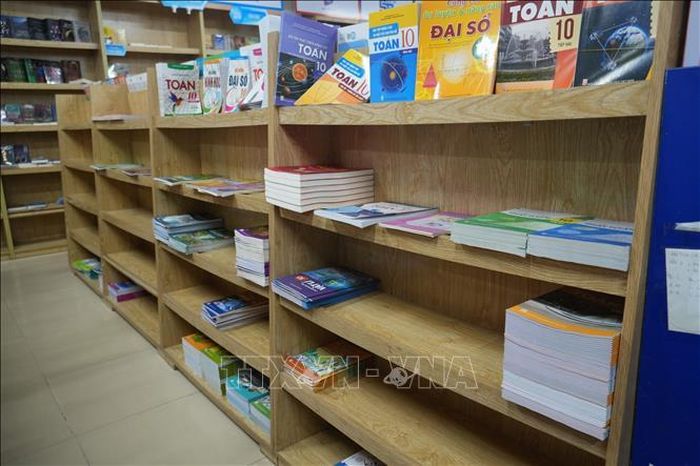 Nhiều nhà sách không còn sách giáo khoa dù đã được bổ sung thường xuyên.