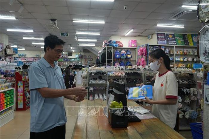 Nhiều phụ huynh, học sinh gặp khó khăn để mua đủ sách cho năm học mới.