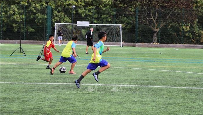 Các cầu thủ nhí gốc Việt hào hứng tranh tài và cổ vũ bên lề giải đấu, tạo nên nét đẹp thế hệ tiếp nối tại VAUK Cup lần thứ VII. Ảnh: TTXVN phát