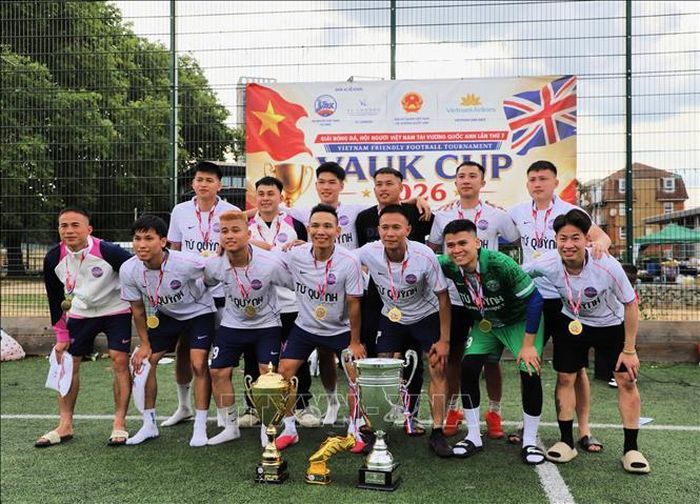 FC AE Birmingham chính thức trở thành tân vương của VAUK Cup lần thứ VII sau hành trình thi đấu đầy bản lĩnh và thuyết phục. Ảnh: TTXVN phát