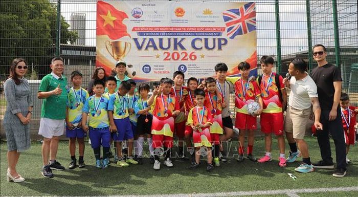 Ban Tổ chức VAUK Cup 2026 cùng các cầu thủ nhí ghi lại khoảnh khắc kỷ niệm rạng rỡ bên nhau. Ảnh: TTXVN phát