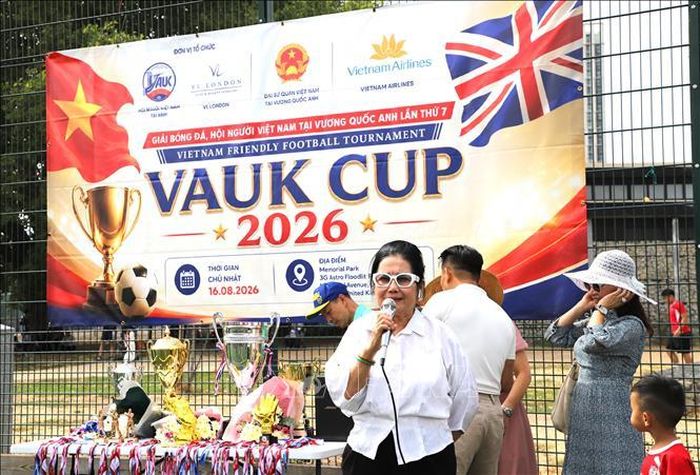 Bà Lê Thị Mỹ Lệ, Chủ tịch Hội Người Việt Nam tại Anh (VAUK), phát biểu chính thức khai mạc mùa giải VAUK Cup 2026 tại sân Memorial Park (London). Ảnh: TTXVN phát