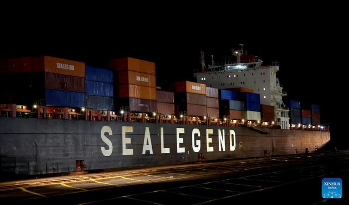Con tàu đầu tiên của Sea Legend trên tuyến vận chuyển container tốc hành Bắc Cực Trung Quốc - châu Âu, tại cảng Felixstowe ở Anh. Ảnh: Tân Hoa Xã