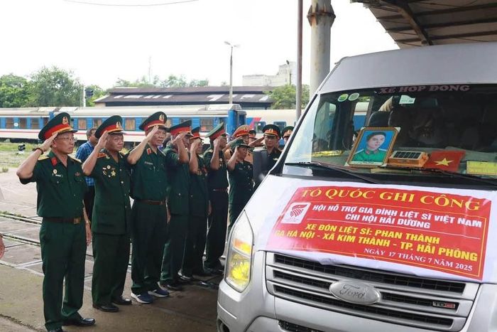 Tiễn đưa hài cốt từ Ga Hà Nội về quê.