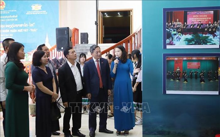 Các đại biểu tham quan không gian trưng bày văn hóa Then chuyên đề “Thực hành tín ngưỡng Then nhóm ngôn ngữ Tày - Thái” tại sự kiện. Ảnh: Xuân Tú/PV TTXVN tại Lào