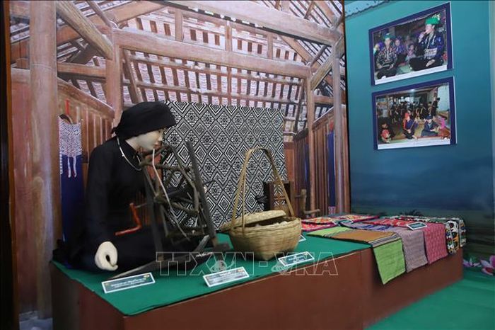 Một góc không gian trưng bày văn hóa Then chuyên đề “Thực hành tín ngưỡng Then nhóm ngôn ngữ Tày - Thái” tại sự kiện. Ảnh: Xuân Tú/PV TTXVN tại Lào