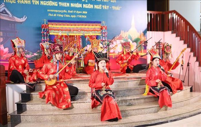 Tiết mục tiêu biểu mang đậm nét di sản Then Việt Nam tại sự kiện. Ảnh: Xuân Tú/PV TTXVN tại Lào