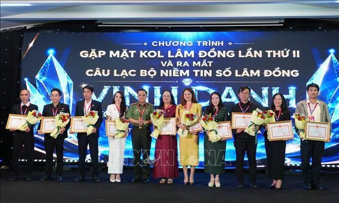 Lãnh đạo Công an tỉnh Lâm Đồng khen thưởng 20 cá nhân, KOL có đóng góp tích cực cho không gian mạng an toàn, lành mạng trong một năm qua.