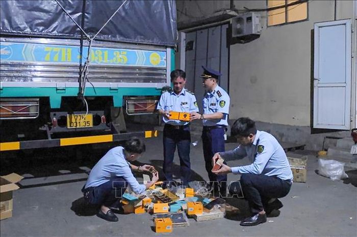 Lực lượng quản lý thị trường Hà Tĩnh phát hiện, xử lý vụ vận chuyển 400 bao thuốc lá lậu.