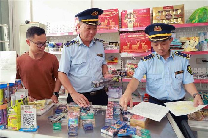 Lực lượng quản lý thị trường Hà Tĩnh kiểm tra hóa đơn, chứng từ tại hàng kinh doanh thuốc lá.