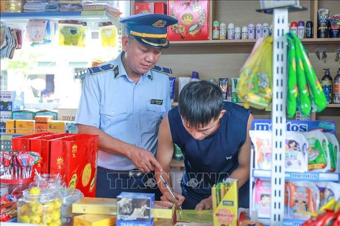 Cơ sở kinh doanh thuốc lá ngoại nhập ký cam kết buôn bán hàng có đủ giấy tờ chứng minh nguồn gốc, xuất xứ.