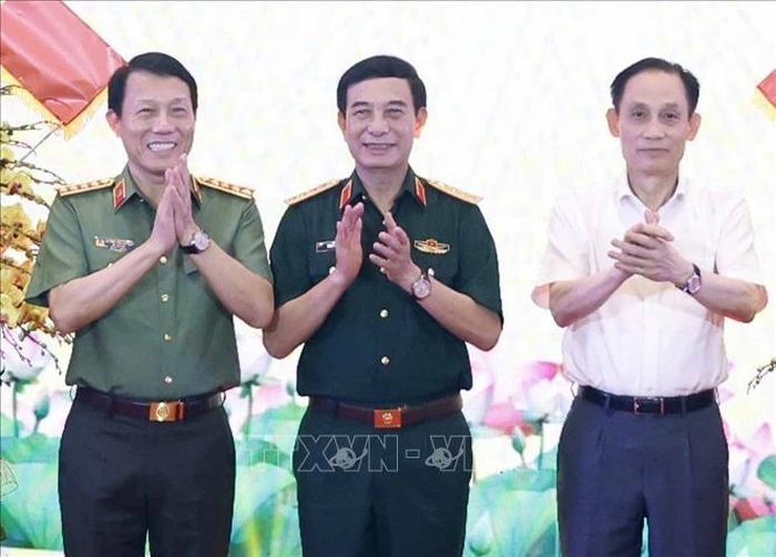 Đại tướng Phan Văn Giang, Uỷ viên Bộ Chính trị, Phó Bí thư Quân uỷ Trung ương, Phó Thủ tướng Chính phủ, Bộ trưởng Bộ Quốc phòng chúc mừng Bộ Công an và Bộ Ngoại giao. Ảnh: Thống Nhất/TTXVN