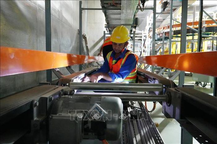 Người lao động kiểm tra hệ thống xử lý hành lý nhà ga hành khách sân bay Long Thành. Ảnh: Công Phong/TTXVN