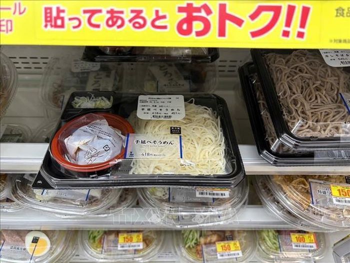 Khay mì soba "không topping" bán ở cửa hàng tiện lợi Lawson.