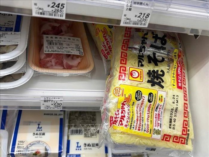 Một khay mì xào yakisoba không kèm thịt, rau bày bán ở siêu thị với lượng mì nhiều hơn nhưng có giá thấp hơn.