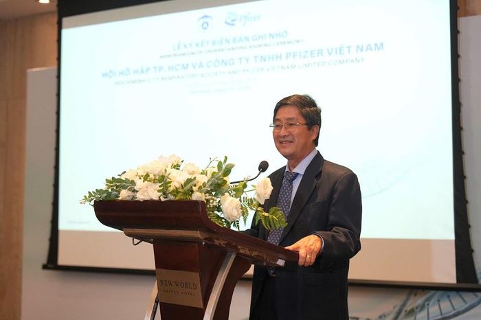 Phó Giáo sư, Tiến sĩ, bác sĩ Trần Văn Ngọc, Chủ tịch Hội Hô hấp TP Hồ Chí Minh chia sẻ về gánh nặng của bệnh COPD. Ảnh: BTC