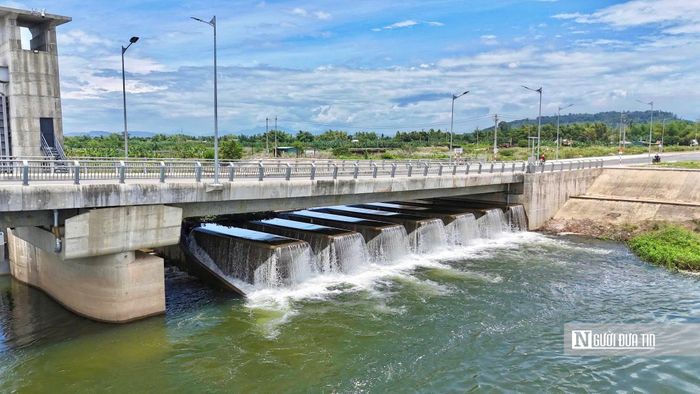 Ông Phạm Xuân Hải bày tỏ sự thích thú khi lần đầu chứng kiến đập dâng vận hành. Từ các cửa van tràn, nước được ngăn lại và tạo cho lòng sông một diện mạo mới - đầy nước vào mùa khô. "Từ khi đập tích nước, nhiều người đến xem công trình vận hành, nhất là lúc nước qua các cửa và khu vực đường cá. Người dân cũng kỳ vọng công trình vừa giữ nước vừa giúp cảnh quan sông Trà Khúc đẹp hơn", ông nói.