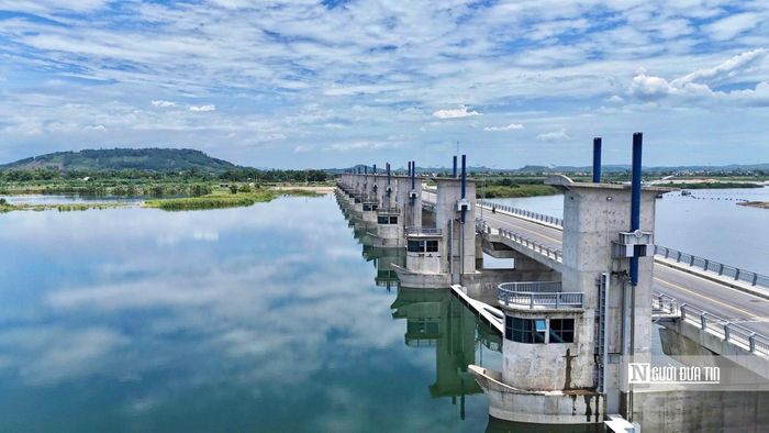 Sự thay đổi khiến người dân hai bên bờ chú ý. Nhiều người tìm đến khu vực cầu, đứng quan sát mực nước và cách hệ thống cửa van vận hành.