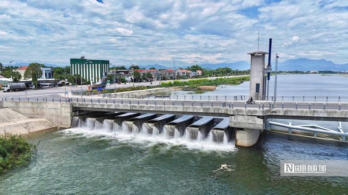 Đập dâng hạ lưu sông Trà Khúc không chỉ được thiết kế để nâng mực nước. Công trình còn có 4 khoang tràn Piano, với ngưỡng tràn ở cao trình +3,5m. Khi mực nước vượt mức này, nước sẽ tự tràn qua các khoang, góp phần duy trì cao trình phía thượng lưu.