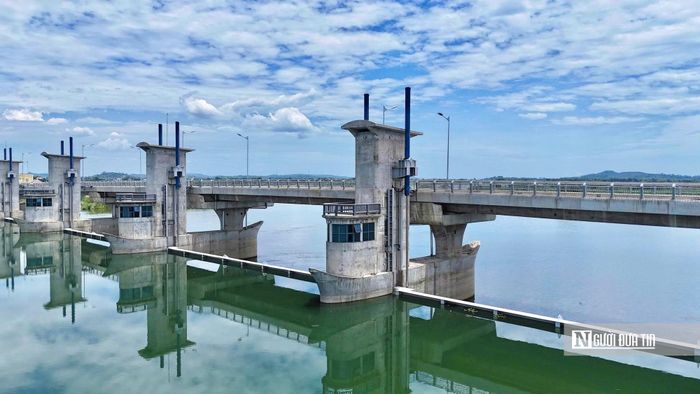 Việc giữ nước cũng có ý nghĩa trong hạn chế xâm nhập mặn vào khu vực thượng lưu, đoạn sông chảy qua trung tâm đô thị Quảng Ngãi, qua đó góp phần ổn định nguồn nước phục vụ sinh hoạt và sản xuất.
