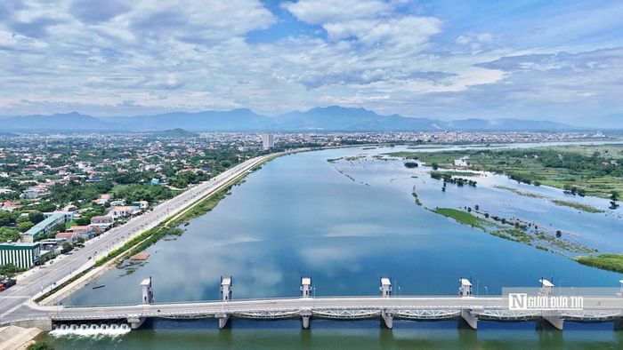 Đập dâng hạ lưu sông Trà Khúc được khởi công năm 2019 với tổng mức đầu tư 1.498 tỷ đồng. Công trình gồm cống ngăn sông 19 khoang, tổng bề rộng gần 720m; cầu và đường giao thông kết hợp dài gần 1,3km cùng hệ thống cửa van thủy lực và các hạng mục phụ trợ.