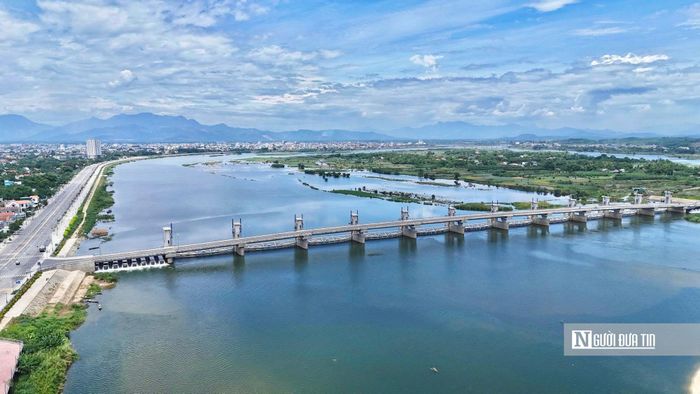 Những ngày này, người dân đi dọc hai bờ sông Trà Khúc dễ nhận thấy một thay đổi rõ rệt, mặt nước mở rộng, nhiều cồn cát giữa lòng sông được nước phủ kín. Đoạn sông từ cầu Thạch Bích đến cầu đường sắt Trường Xuân trở nên rộng và liền mạch hơn sau khi Đập dâng hạ lưu sông Trà Khúc tích nước.