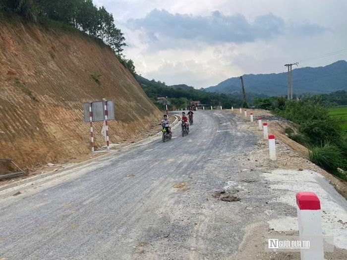 Niềm vui lớn nhất của những đứa trẻ là có con đường thuận tiện đạp xe đến trường.