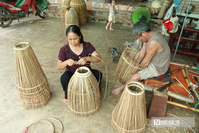 Tuy nhiên, trong bối cảnh hiện đại, làng nghề trăm tuổi này phải đối mặt với hàng loạt thách thức mang tính sống còn. Sự khan hiếm của nguồn nguyên liệu tự nhiên cùng làn sóng ly hương của lao động trẻ đã khiến các xưởng đan lát thưa thớt dần. Đáng lo ngại hơn, sự thu hẹp của thị trường truyền thống và sự phổ biến của nông cụ công nghiệp đã đẩy những chiếc nơm tre thuần túy tại thôn Hoàng Tiến vào nguy cơ bị mai một.
