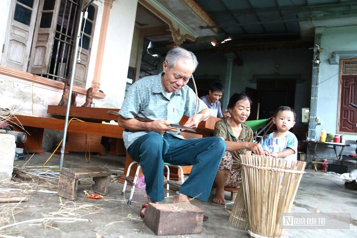 Mặc dù thế hệ trẻ trong thôn hầu hết đều được truyền dạy và biết làm nghề, nhưng họ lại không còn mặn mà gắn bó do thu nhập từ mặt hàng này tương đối thấp. Để đảm bảo cuộc sống, phần lớn thanh niên địa phương đã lựa chọn chuyển sang làm việc tại các công ty, xí nghiệp, xuất khẩu lao động,... nhằm có nguồn thu nhập ổn định hơn.