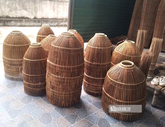 Chính sự nhạy bén này đã mang lại quả ngọt không ngờ. Nhờ không gian mạng, những chiếc nơm tre thuần túy vốn chỉ luẩn quẩn quanh mấy phiên chợ quê nay đã được khách hàng ở tận Cà Mau, Quảng Nam, Đắk Lắk, Thanh Hóa và nhiều địa phương khác trên cả nước biết đến và đặt mua.