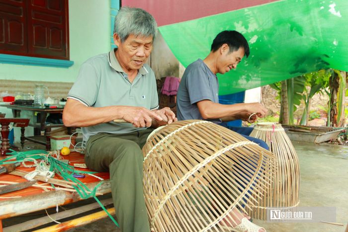   Hiện tại, ở thôn Hoàng Tiến, chỉ còn những người lớn tuổi là vẫn đang ngày đêm bám trụ với từng thanh tre, sợi lạt. Đối với những bậc cao niên này, việc miệt mài bên hiên nhà chuốt nan không còn thuần túy là để mưu sinh, mà đó là cách duy nhất để họ níu giữ, bảo tồn mạch ngầm văn hóa của làng nghề truyền thống trước nguy cơ bị mai một.