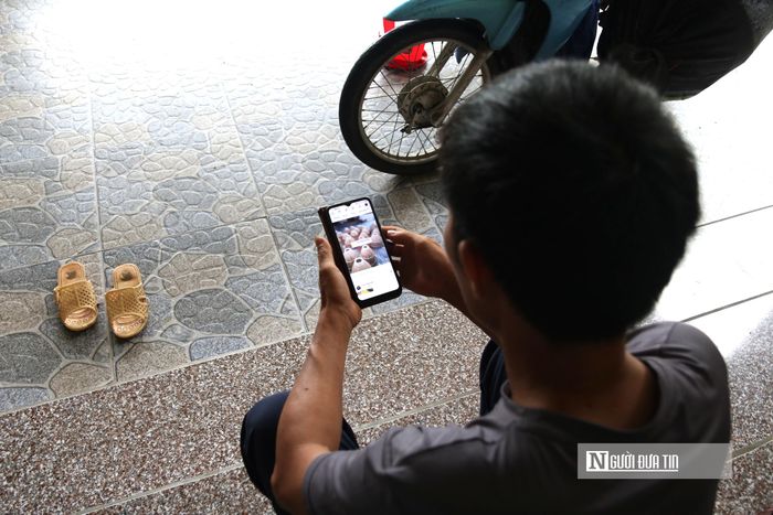 Hình thức bán hàng mới này không chỉ mở rộng thị trường tiêu thụ một cách mạnh mẽ, mang lại nguồn thu nhập ổn định mà còn góp phần quảng bá, lan tỏa nét đẹp của một nghề truyền thống trăm năm đến với cộng đồng.