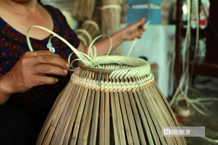 Mỗi một mắt đan, một nút thắt đều là sự kết tinh từ đôi bàn tay tài hoa và kinh nghiệm tích lũy qua nhiều năm tháng.