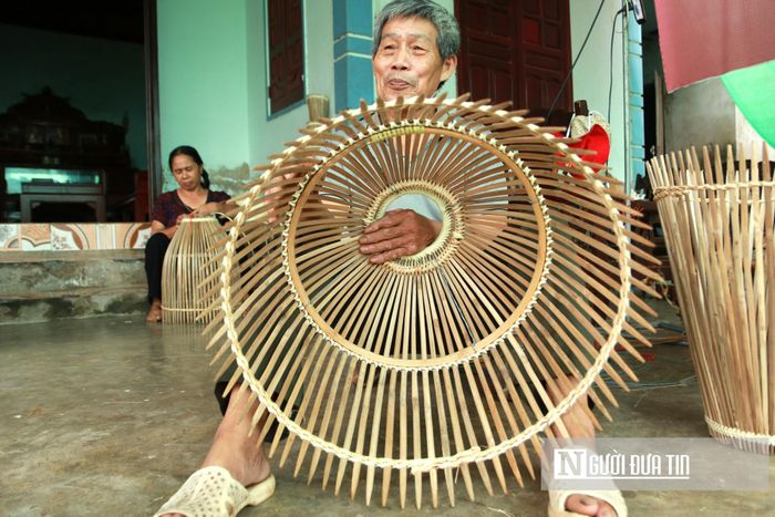  Ông Vũ Xuân Khánh (SN 1952), một người gắn bó với nghề từ thuở nhỏ, bộc bạch rằng, những năm gần đây, nguồn nguyên liệu ngày càng khan hiếm trầm trọng. Để có đủ tre gai và mây chất lượng, người dân phải lặn lội tìm mua từ các xã miền núi ở Nghệ An, Thanh Hóa. 