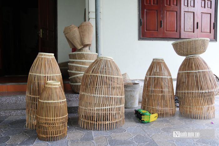 Việc chuyển dịch từ các phiên chợ vùng sang nền tảng số của người dân xã Hải Châu là minh chứng cho thấy sự thích ứng bắt buộc của các làng nghề truyền thống trước áp lực thị trường. Giờ đây, những người thợ như ông Khánh, bà Bắc đã có thể yên tâm ở nhà sản xuất khi đầu ra được bảo đảm qua mạng xã hội. Trong bối cảnh sức mua trực tiếp sụt giảm, tư duy bán hàng đổi mới này chính là công cụ thực tế nhất để bảo vệ sinh kế cho người lao động và duy trì sự tồn tại của nghề đan nơm trăm tuổi.