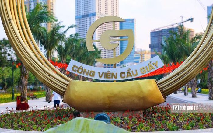 Khu vực cổng chính Công viên Cầu Giấy sẽ là không gian tổ chức các sự kiện, lễ hội vào nhiều dịp trong năm như Quốc khánh 2/9, Tết Thiếu nhi, Trung thu, Giáng sinh, Tết Dương lịch và Tết Nguyên đán. Nơi đây cũng được định hướng gắn kết với các giá trị văn hóa tại chùa Hà, chùa Thánh Chúa, từng bước hình thành lễ hội làng nghề Cốm Vòng, đưa văn hóa truyền thống hòa vào nhịp sống đô thị hiện đại.