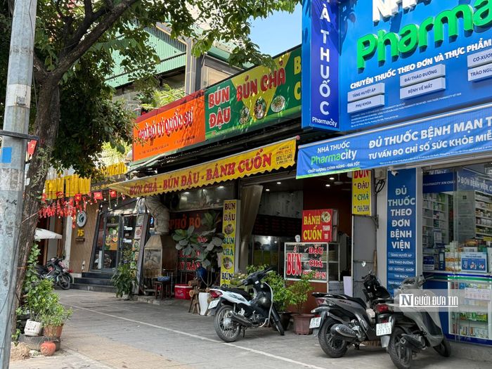 Bên cạnh đó, công tác quản lý dịch vụ ăn uống, ẩm thực trên tuyến phố này cũng được kiểm soát khá chặt chẽ. Hàng quán được sắp xếp gọn gàng.