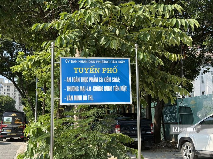 Nằm liền kề tuyến phố Thành Thái, phố Khúc Thừa Dụ cũng ghi nhận những tín hiệu tích cực về trật tự văn minh đô thị. Hiện tại, tuyến phố cũng đang được triển khai mô hình "Thương mại 4.0" kết hợp với các dịch vụ ẩm thực có kiểm soát.Việc thanh toán không dùng tiền mặt bằng mã QR, ví điện tử hay thẻ ngân hàng được áp dụng đồng bộ tại hầu hết các điểm kinh doanh, mang lại sự tiện lợi và minh bạch cho người dân cũng như du khách.
