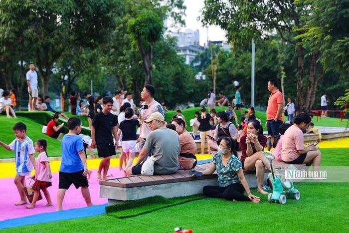 Sau thời gian nâng cấp, chỉnh trang, Công viên Cầu Giấy khoác lên diện mạo khang trang, hiện đại hơn, trở thành không gian vui chơi, thư giãn quen thuộc, thu hút đông đảo người dân.