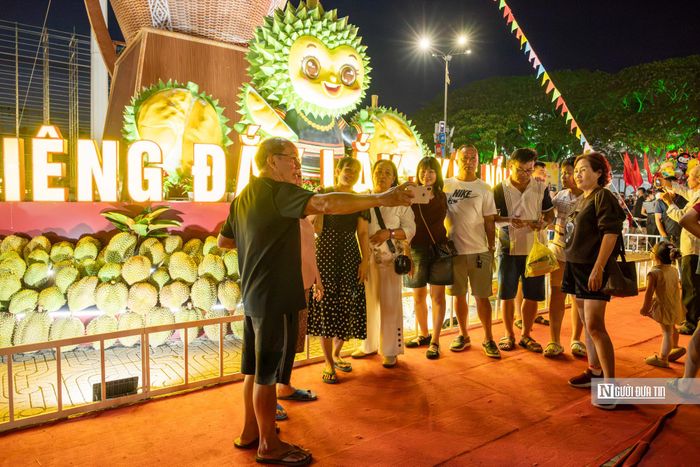 Hệ thống chiếu sáng nghệ thuật được lắp đặt, tạo điểm nhấn về đêm phục vụ người dân, du khách tham quan, chụp ảnh.