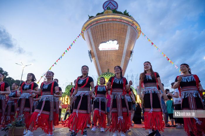 Chị Hương Khoa, Chủ nhiệm Câu lạc bộ Super Dance Đắk Lắk cho biết: “Câu lạc bộ sẽ có hai buổi biểu diễn vào tối 18/8 và 20/8 của Chương trình Nghệ thuật đường phố. Chị em đã rất hăng say tập luyện từ cách đây hơn 1 tháng với hi vọng góp phần vào sự thành công của tỉnh nhà năm 2026”
