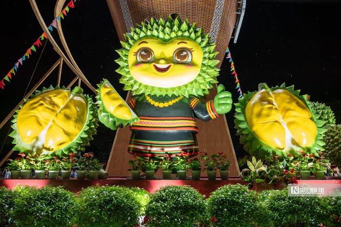 Linh vật hoạt hình dễ thương là cô bé sầu riêng với nụ cười tươi vui, rạng rỡ chào đón du khách, tạo không gian check-in sống động.