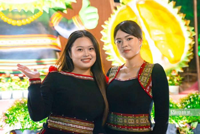 Bạn Trịnh Thị Mai Phương (xã Krông Pắc) cùng bạn mình đến tham quan tháp sầu riêng. Phương cho biết: “Là người con của thủ phủ sầu riêng, cũng là tình nguyện viên tham gia hỗ trợ Lễ hội hai lần trước, đây là lần có quy mô lớn nhất. Mình vô cùng tự hào về loại cây ăn quả tỷ USD, đóng góp vào sự phát triển không chỉ của tỉnh mà cả Việt Nam. Mình hi vọng qua lễ hội, du khách trong và ngoài nước sẽ biết nhiều hơn đến cây sầu riêng tại Đắk Lắk”.