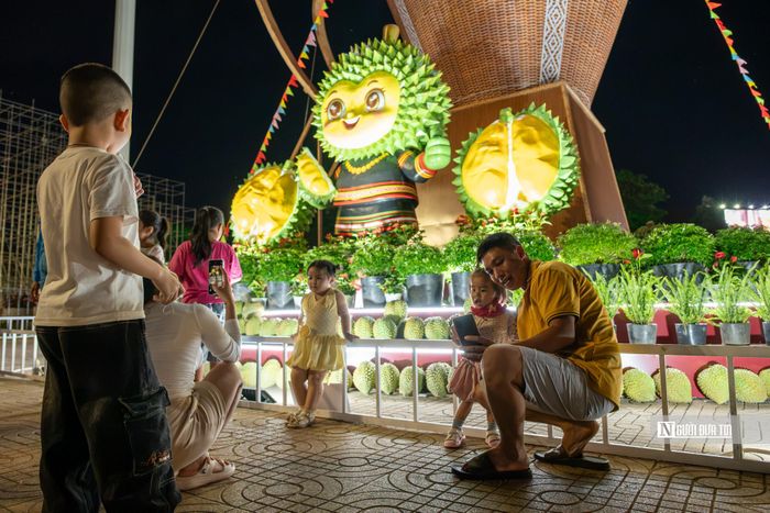 Du khách Đinh Nguyễn Vân Ánh (Tp.Hồ Chí Minh) cho hay: “Dịp này các con còn nghỉ hè, gia đình tranh thủ đưa con đi du lịch trước khi bước vào năm học mới cũng là cho con học hỏi thêm nhiều kiến thức mới mẻ”. Buổi tối, đông đảo gia đình đưa các con ra khu vực “gùi sầu riêng” chụp ảnh kỷ niệm.